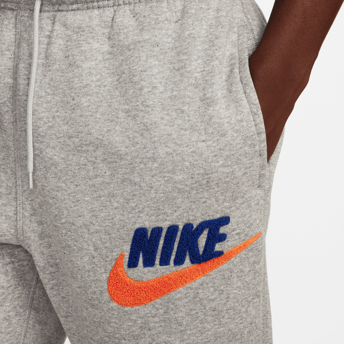 Nike Club Fleece Brushed-back Joggers Trainingsbroeken Heren dk grey heather safety orange maat: S beschikbare maaten:S XL