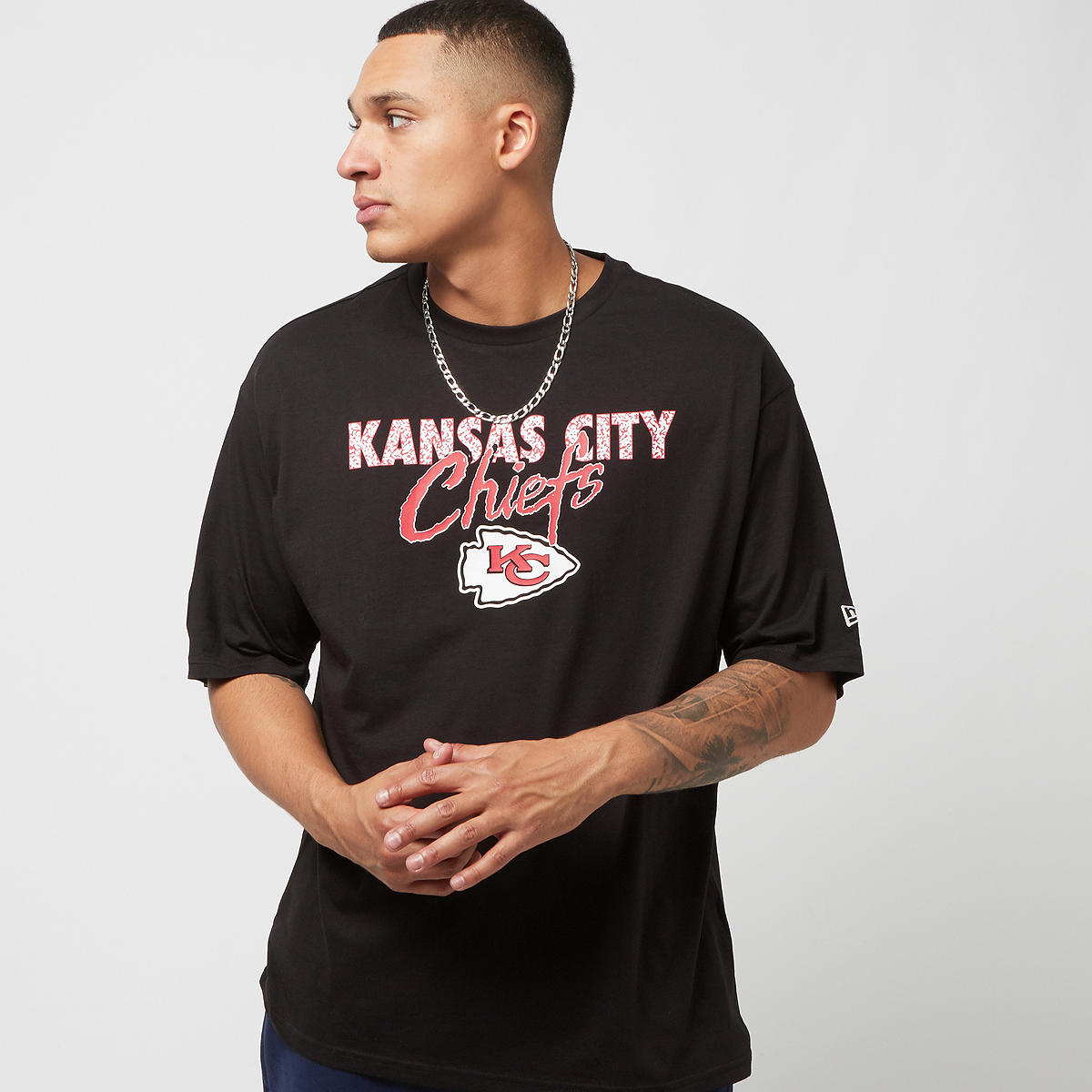 New era Nfl Script Oversized Tee Kansas City Chiefs T-shirts Kleding black white maat: S beschikbare maaten:S