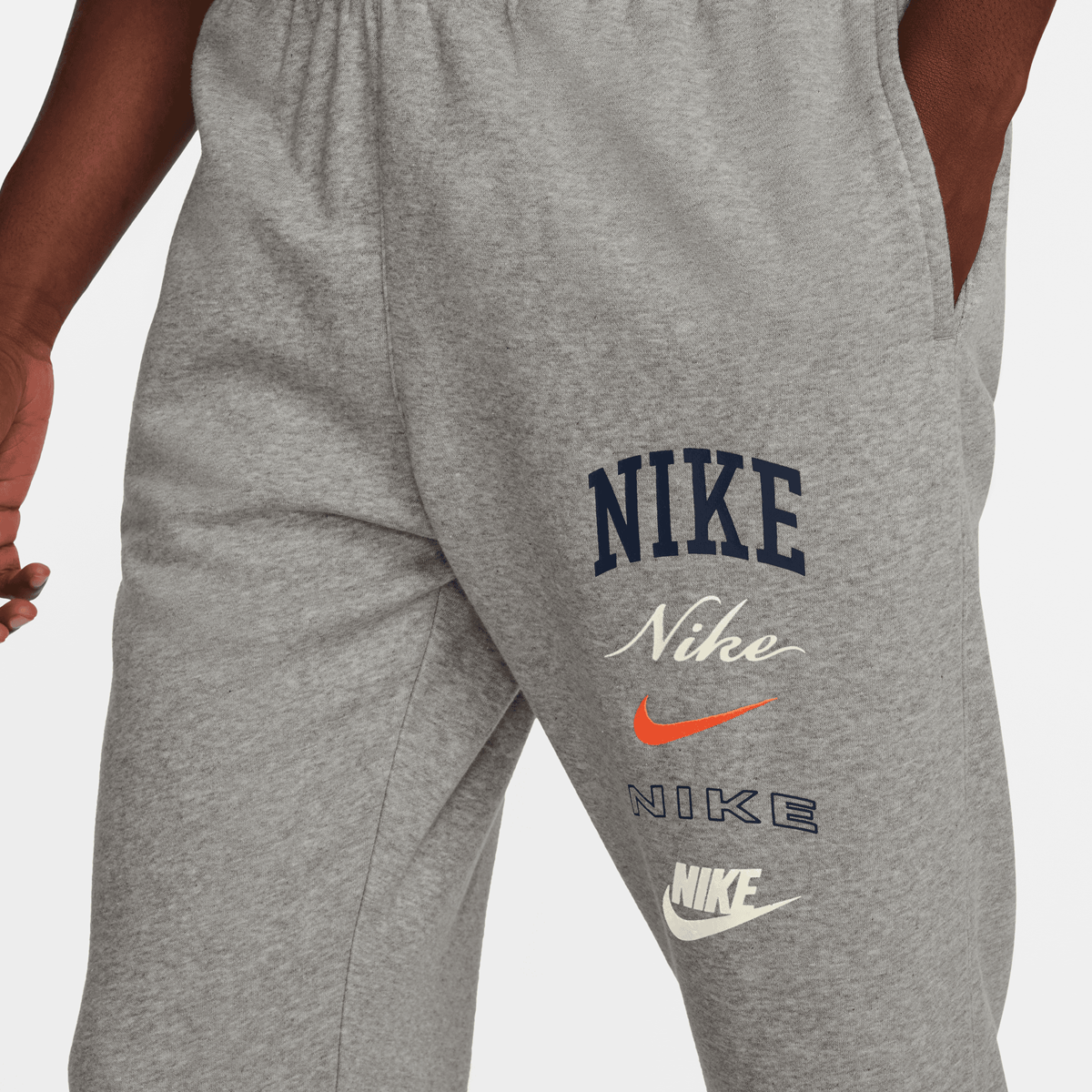 Nike Club Fleece Cuffed Pants Stack Graphics Trainingsbroeken Heren dk grey heather safety orange maat: S beschikbare maaten:S M L XL XXL
