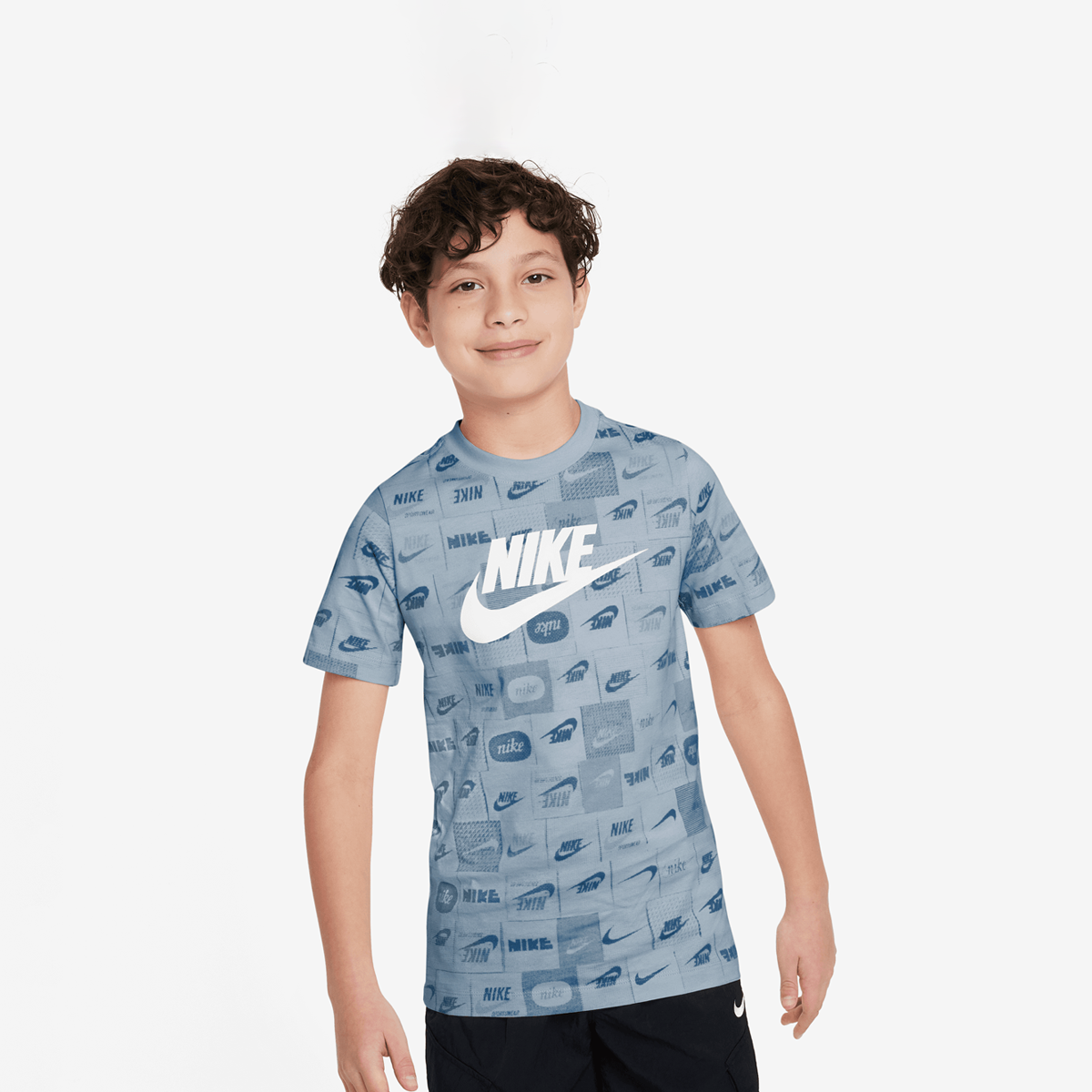 Nike Sportswear Club All Over Print T-shirt High Brand Read T-shirts Kids lt armory blue maat: 137 beschikbare maaten:137 147 158 170
