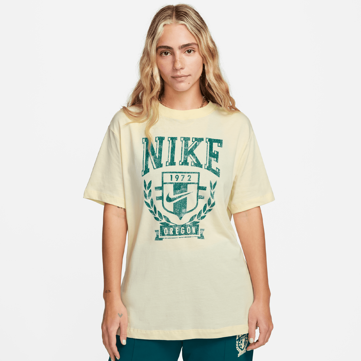 Nike Sportswear Boyfriend Tee Varsity T-shirts Dames Coconut Milk maat: XS beschikbare maaten:XS S M XL
