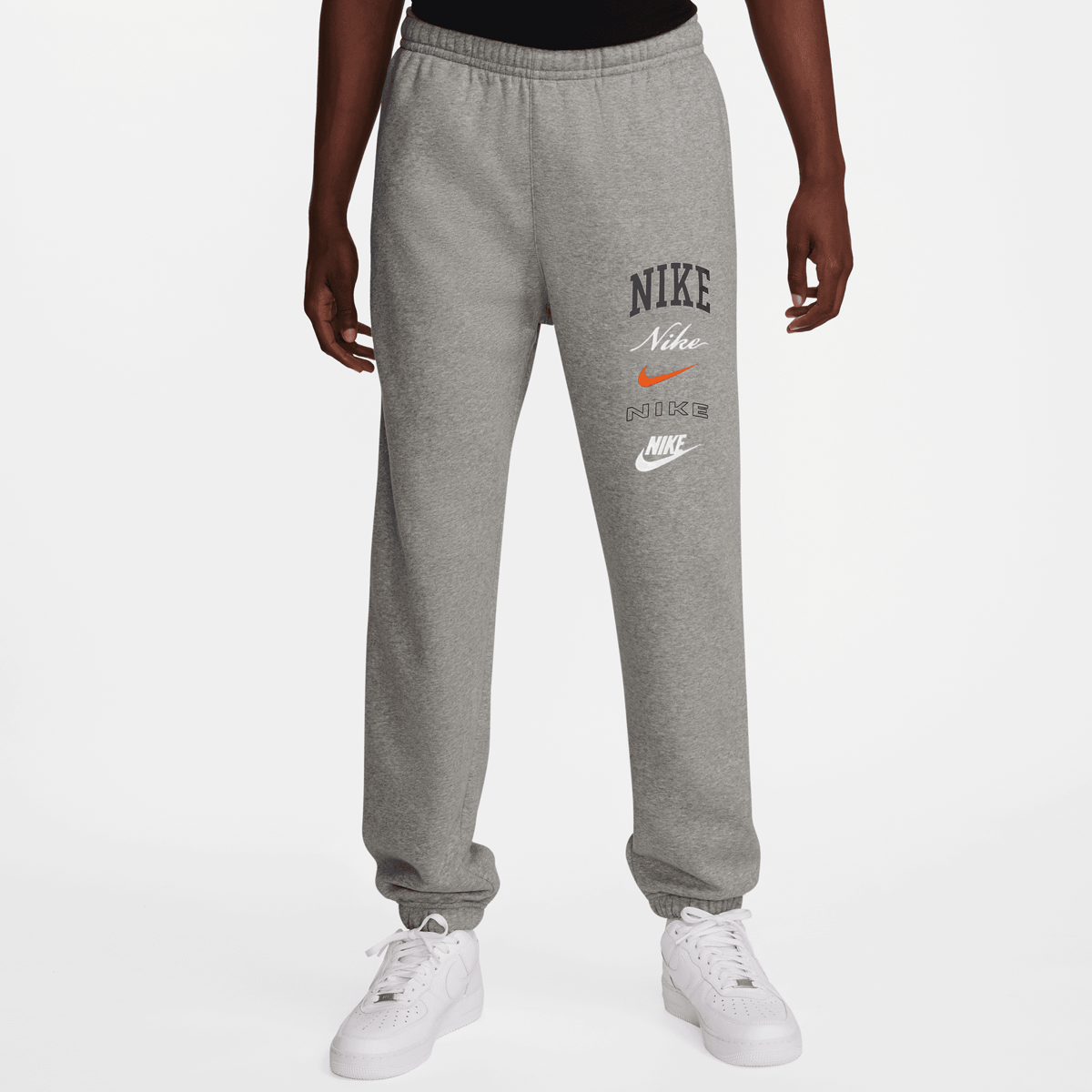 Nike Club Fleece Cuffed Pants Stack Graphics Trainingsbroeken Heren dk grey heather safety orange maat: S beschikbare maaten:S M L XL XXL